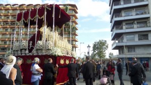 Los costaleros han girado a la Virgen a su paso por el monumento a la Blanca Paloma.