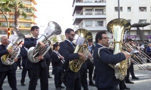 La Banda de Música Nuestra Señora de la Cinta de Huelva acompaña a la Virgen de la Caridad.