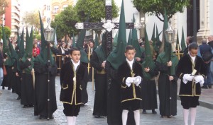 Tres libreas abren el cortejo de la Hermandad de la Soledad.