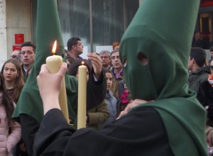 El  hábito de estos nazarenos recuerdan al de la antigua procesión de la Virgen de los Dolores de la Vera+Cruz.