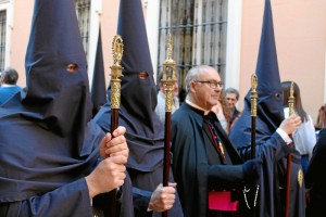 La cofradía supone el contrapunto sobrio una jornada de júbilo.