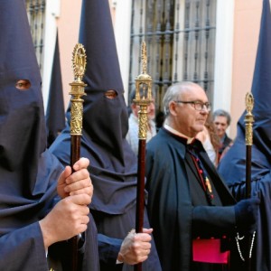 La cofradía supone el contrapunto sobrio una jornada de júbilo.