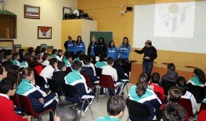 Un momento de la visita de las jugadoras del Sporting al colegio de La Hispanidad.