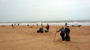 Ciudadanos voluntarios realizando batidas de limpieza en la playa de Punta Umbría.