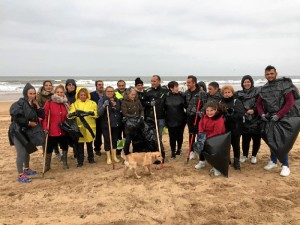 Varios ciudadanos implicados en la tarea de limpieza de la playa.