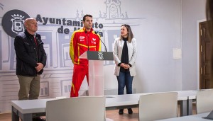 Un momento de la presentación del partido internacional de tenis de mesa, España-Suecia, que se celebra este martes en el Andrés Estrada.