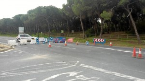 Cortan la carretera A-5050 que une el municipio con El Portil, para avanzar en la organización del evento.