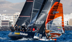 La embarcación gibraltareña con Talo Pérez de Guzmán, junto a uno de los participantes en el tour mundial de windsurf.