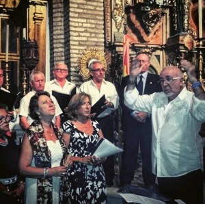 Antonio Ángel dirigiendo la Coral Santa María del Valle de Hinojos.