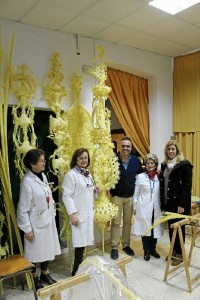 l alcalde, Manuel García, y la concejala de Festejos, Ángela Martínez, visitando la sede de los belenistas.