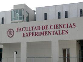 Estudió la Licenciatura de Química en la Universidad de Huelva. 