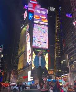 Cristina Pomares en Times Square, junto a la zona donde reside en Manhattan.