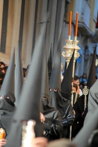 Los nazarenos comienzan su estación de penitencia desde el Colegio de las Agustinas, pasando a recoger a sus titulares por la Iglesia.