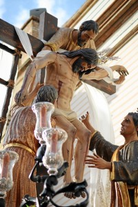 Descendimiento de Nuestro Señor Jesucristo en su salida procesional frente a su templo.