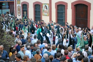 - Multitud de personas se aglutinan cada año en torno a la procesión de esta reconocida cofradía. 