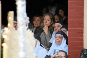 Las hermanitas de la cruz cantan a Nuestra Señora de la Esperanza Coronada. 