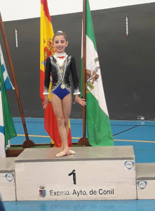 La Benjamín Olga Díaz con su medalla en oro en Conil.