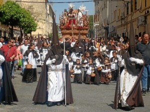 Una hermandad que suele estar once horas en la calle el martes santo.