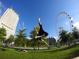 En su tiempo libre también practica acrobacias.