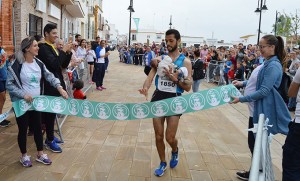 Fakeddine Aoulad, ganador de la Absoluta masculina, en el momento de entrar en la meta.