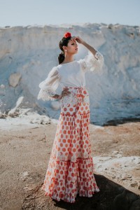 Trajes de flamenca llenos de luz.