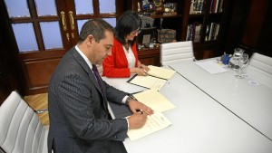 José Luis Ramos, presidente de la Autoridad Portuaria de Huelva, y la rectora del a Universidad de Huelva, María Antonia Peña firmando el acuerdo para desarrollar proyectos conjunto. /Foto: Jesús Bellerín.