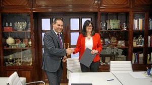 José Luis Ramos, presidente de la Autoridad Portuaria de Huelva, y la rectora del a Universidad de Huelva, María Antonia Peña.