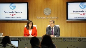 Ambos dirigentes han coincidido en la necesidad de que este ambicioso acuerdo sirva para potenciar la innovación y el desarrollo económico de Huelva y provincia. /Foto: Jesús Bellerín.