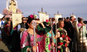 Autoridades anteceden a la Virgen de Piedras Albas.