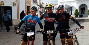 Los tres primeros clasificados en la prueba ciclista celebrada en Cartaya. / Foto: Federación Andaluza de Ciclismo.