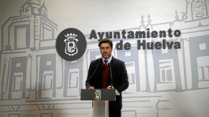 Rueda de prensa del concejal Enrique Gaviño. / Foto: Jesús Bellerín.