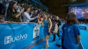 Los seguidores de Carolina tienen la oportunidad de conseguir su autógrafo tras el partido de semifinales. / Foto: @EuroHuelva2018.