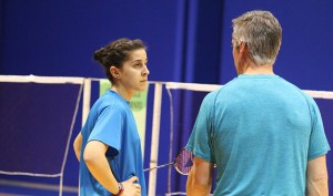 Carolina Marín junto a su entrenador, Fernando Rivas, en un entrenamiento en el Palacio.