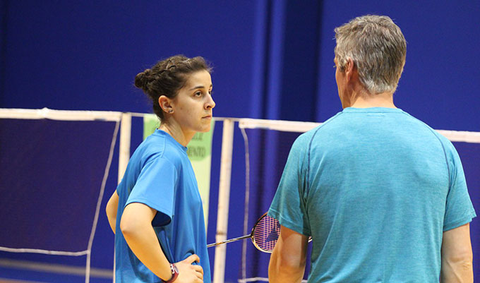 Carolina Marín junto a su entrenador, Fernando Rivas, en un entrenamiento en el Palacio.