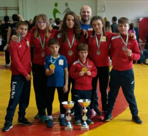 Representantes cartayeros en el Campeonato de Andalucía de Escuelas Deportivas de Lucha Libre.