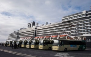 Una flota de autobuses a la espera para los desplazamientos.