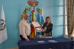 Entrega de placa de agradecimiento.