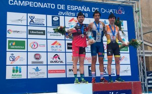 Podio del Campeonato de España de duatlón, con Emilio Martín en el primer puesto, flanqueado por Antonio Benito, segundo; y Cristobal García, tercero. / Foto: @TRIATLONSP.