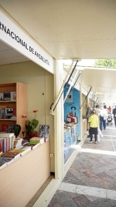 La Feria del Libro, situada en la Plaza de las monjas, está integrada por 20 stands. /Foto: Jesús Bellerín.