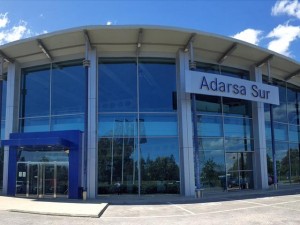 as amplias instalaciones de Adarsa Sur, concesionario oficial Mercedes Benz, se encuentran el el Parque Empresarial de Huelva.