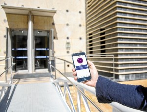 Dispositivo Smartphone con la APP Outbarriers, localizando la baliza de EMAHSA.