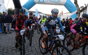 Momento de la salida de la VI Huelva Extrema en Higuera de la Sierra, y en la que han participado 1.500 ciclistas.