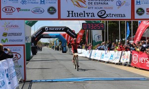 Momento de la llegada a la meta del ganador José Márquez.