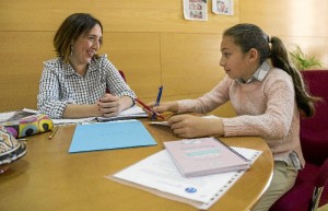 Alicia Narciso, concejala de Políticas Sociales e Igualdad del Ayuntamiento de Huelva, en una reunión con la alcaldesa infantil, Marina González, del Colegio Molière.