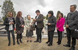 Se han depositado flores en la tumba y Gabriel Cruz ha entregado a la alcaldesa y a Naylor el acta de defunción del supuesto comandante inglés.