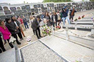 Isabel Naylor, siguiendo la tradición de su padre, ha llevado flores a la tumba ‘del hombre que nunca existió’ durante 68 años.