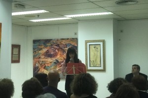 María José Fernández leyendo su poema.