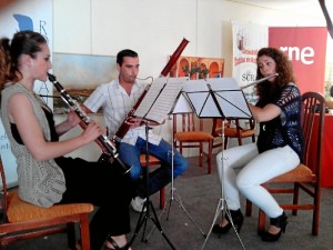 Durante su participación en directo en un programa de RNE, en la Sociedad Cultural Casino de Rociana.