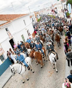 Con el paseo a caballo se inicia la romería en La Puebla de Guzmán.