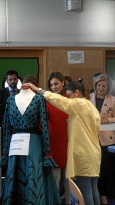 La reina, hablando con una de las participantes de Corte y Concepción. / Foto: Jesús Bellerín.